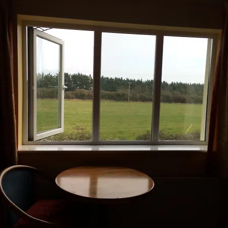 Glenmore House לינה וארוחת בוקר