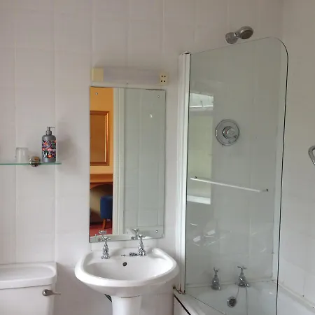 לינה וארוחת בוקר Glenmore House סוורדס