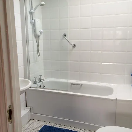 Glenmore House לינה וארוחת בוקר סוורדס